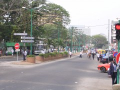 Abidjan_rue_en_centre_de_la_ville.JPG